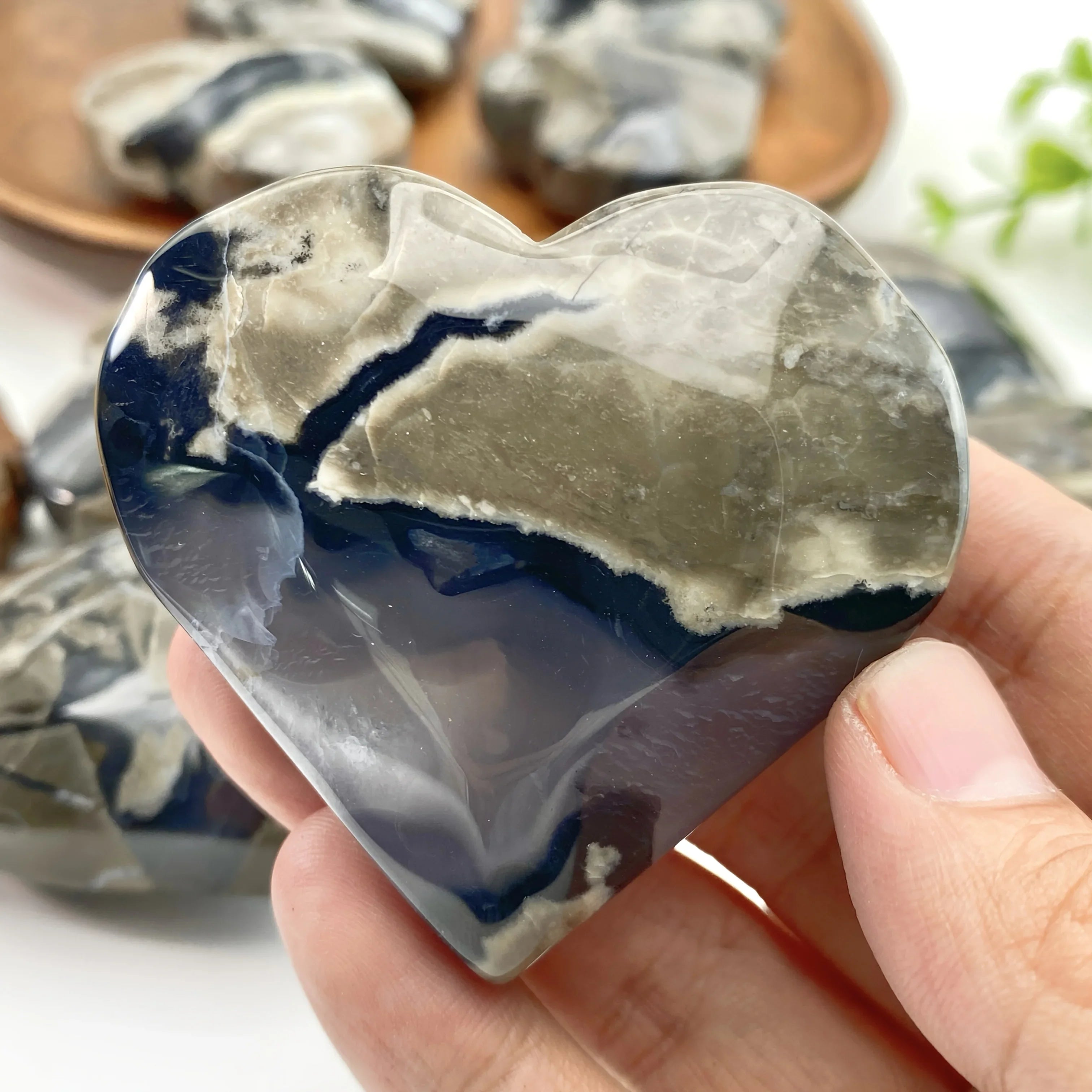 Fluorescent Agate Heart, UV Reactive Stone, Home Decor Accent, Unique Natural Stone Collectible， Home Office Decor